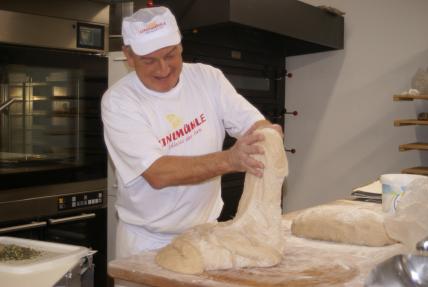 Max Brasser in der Versuchsbackstube